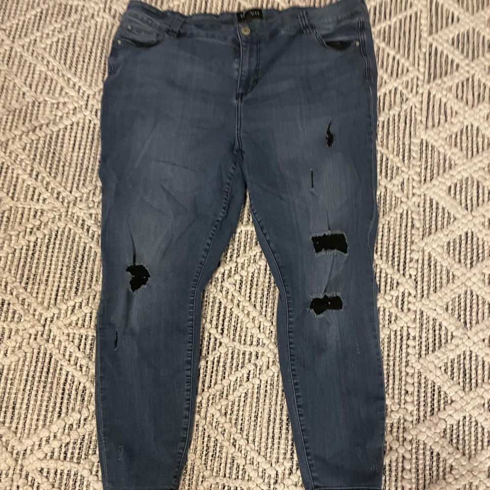 Distressed dark blue jeans with patches